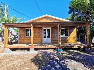 Chalet bois 40m² avec terrasse de 18m² – Confort et élégance tropicale