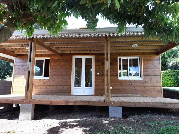 Chalet bois 40m² avec terrasse de 18m² – Confort et élégance tropicale